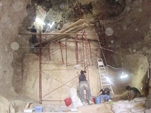 Fouilles dans la grotte d'Azikh