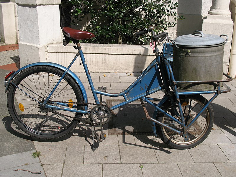 File:Bäckerrad von 1955, Einkoch-Kessel auf rahmenfestem Vorder-Gepäcktrager, 02. 08. 2011. - panoramio.jpg