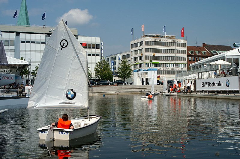 File:BMW Kids & Sail zur Kieler Woche 2006 (Kiel 5.422).jpg