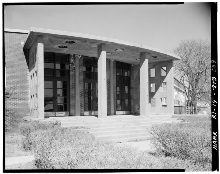 File:BUILDING 15 (CIVILIAN CAFETERIA), 1940-41, ALBERT KAHN, INC., ARCHITECTS. ENTRANCE DETAIL FROM THE SOUTH. - Quonset Point Naval Air Station, Roger Williams Way, North Kingstown, HAER RI,5-KINGN,6-209.tif