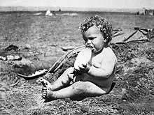 Baby with feeding bottle, 1922 Baby with feeding bottle, 1922 Wellcome L0011546.jpg