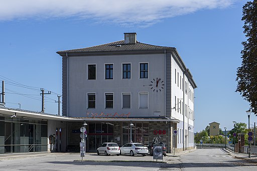 Bahnhof Gloggnitz: Empfangsgebäude (Südbahn/Semmeringbahn; UNESCO-Welterbe in NIederösterreich)