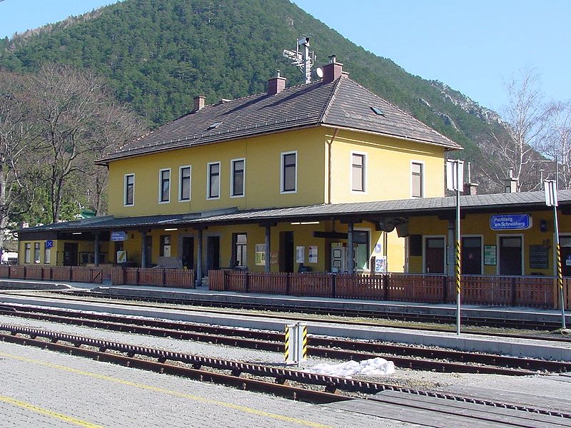 File:Bahnhof Puchberg am Schneeberg 1.jpg