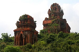 The temple complex of Thap Banh It near Vijaya Banh It.jpg