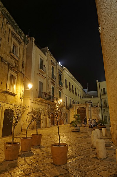 File:Bari -di notte- 2017 by-RaBoe 041.jpg