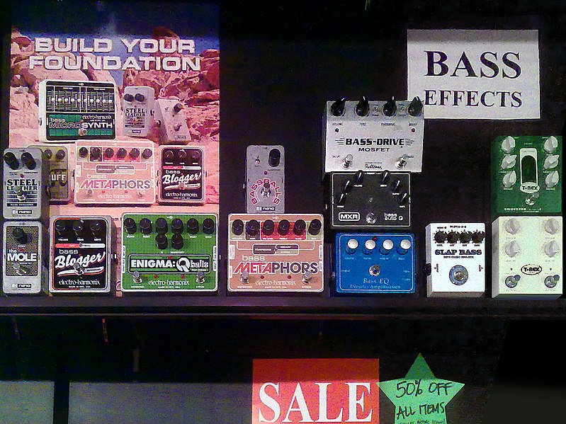 File:Bass effects - EH, fulltone, MXR, Demeter, AMT.jpg