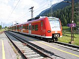 Ein Triebwagen der Baureihe 425 im Bahnhof Bichlbach-Berwang