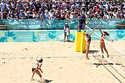 Deutsch: Beachvolleyball bei den Olympischen Jugendspielen 2018; Tag 9, 15. Oktober 2018; Mädchen, Viertelfinale: Italien-China 2–0 (21–16/21–9) English: Beach volleyball at the 2018 Summer Youth Olympics at 15 October 2018 – Girls Quarterfinals: Italy-China 2–0 (21–16/21–9)