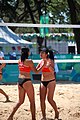 Deutsch: Beachvolleyball bei den Olympischen Jugendspielen 2018; Tag 8, 14. Oktober 2018; Mädchen, Achtelfinale – USA-Peru 2:0 (21–19/21–12) English: Beach volleyball at the 2018 Summer Youth Olympics at 14 October 2018 – Girls Round of 16 – USA-Peru 2:0 (21–19/21–12)