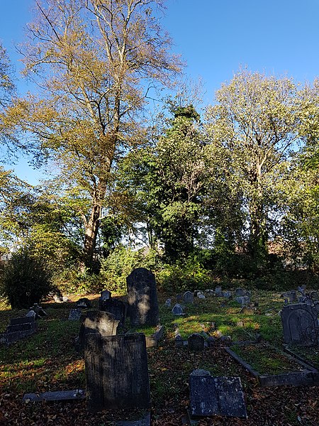 File:Beckenham Cemetery 20181022 132004 (45443203952).jpg