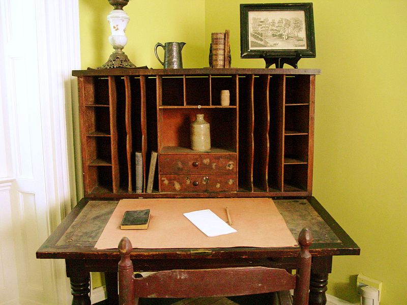 File:Belle Mont desk.jpg