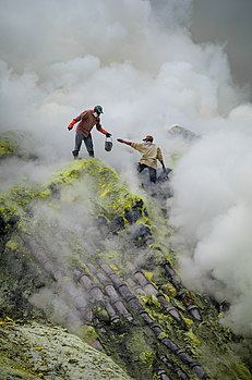 Extraction traditionnelle de soufre sur le complexe volcanique Ijen. (définition réelle 1 656 × 2 500)