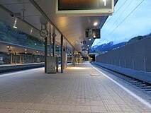 Het eilandperrron tussen spoor 1 en 2 met op de achtergrond de tunnelmond van de Arlbergtunnel