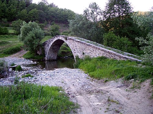 Стар мост над река Бисрица между разклоните за селата Плетена и Долен