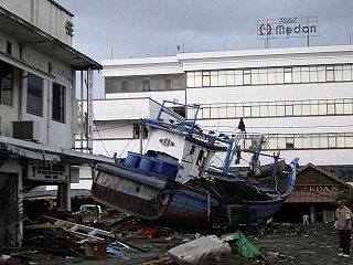 Embarcation dans une rue de Banda Aceh (Indonésie).