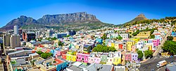 Área de Bo-Kaap na Cidade do Cabo, com suas casas em tons pastéis distintos em primeiro plano, com o centro da cidade à esquerda e a Table Mountain ao fundo