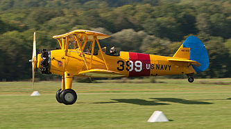 English: Boeing N2S-5 Kaydet (E75) (reg. N67193 (399), cn 75-8116, built in 1942). Deutsch: Boeing N2S-5 Kaydet (E75) (Reg. N67193 (399), cn 75-8116, Baujahr 1942).