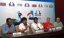 Bramma G., Shri J. Satish Kumar a ředitel filmu „AMERICAN IN MADRAS“ (Non-Feature), Shri Karan Bali na tiskové konferenci na 45. mezinárodním filmovém festivalu v Indii (IFFI-2014) v Panaji, Goa.jpg