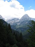 zerklüftetes Hochgebirge mit Wolken darüber