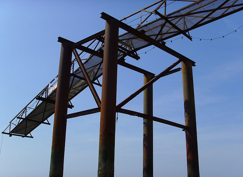 File:Brighton West Pier 20070422 walkway to nowhere.jpg