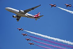 A330-200 MRTT Vespina der britischen Regierung begleitet von den Red Arrows