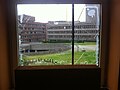 Utsikt mot regjeringskvartalet gjennom et knust vindu på Deichmanske bibliotek.