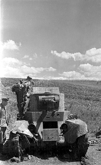 German soldiers examining an abandoned Soviet BT tank Bundesarchiv B 145 Bild-F016199-10, Zerstorter sowjetischer Panzer.jpg