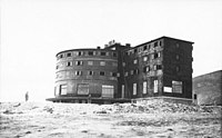 O hotel Campo Imperatore, onde Mussolini era prisioneiro, fotografado pelos alemães no dia de sua libertação