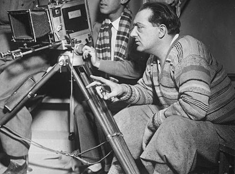 Agenda quotidien: Décembre 480px-Bundesarchiv_Bild_102-08538%2C_Fritz_Lang_bei_Dreharbeiten_%28cropped%29