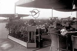 Bundesarchiv Bild 102-09525, Zentralflughafen Berlin-Tempelhof, Lufthansa-Wartebereich.jpg
