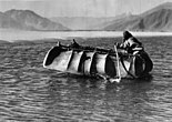 En korakellignende båd lavet af yakskind, Tibet, 1938