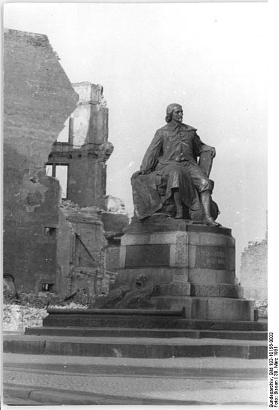 File:Bundesarchiv Bild 183-10156-0003, Magdeburg, Altes Rathaus, Restaurierung.jpg