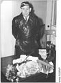 Bundesarchiv Bild 183-68933-0001, Berlin, verhafteter Mann mit Lebensmitteln.jpg
