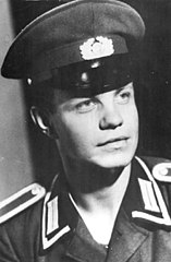 Bundesarchiv Bild 183-C1005-0010-001, DDR-Grenzsoldat Egon Schultz