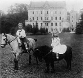 Erbprinz Johann Leopold mit seiner Schwester Sybilla im Park des Schlosses Reinhardsbrunn