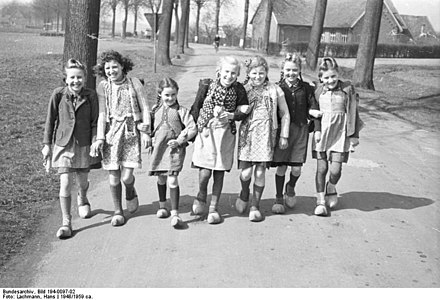 Bundesarchiv Bild 194-0097-02, Holtwick, Madchen auf dem Schulweg.jpg
