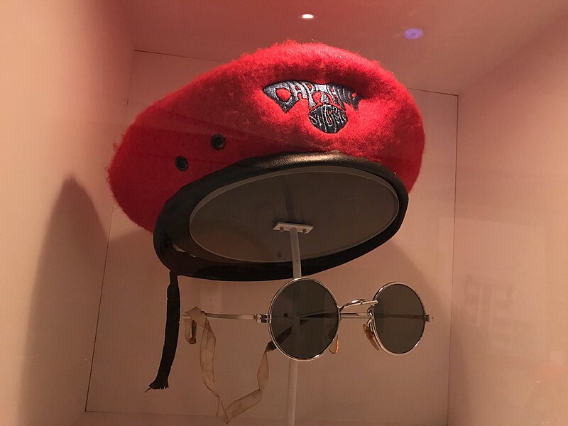 File:Captain Sensible's beret and glasses.jpg