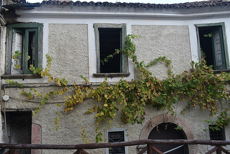 File:Casa del borgo medievale con edera.jpg