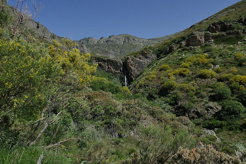 File:Cascada de Mazobre.jpg