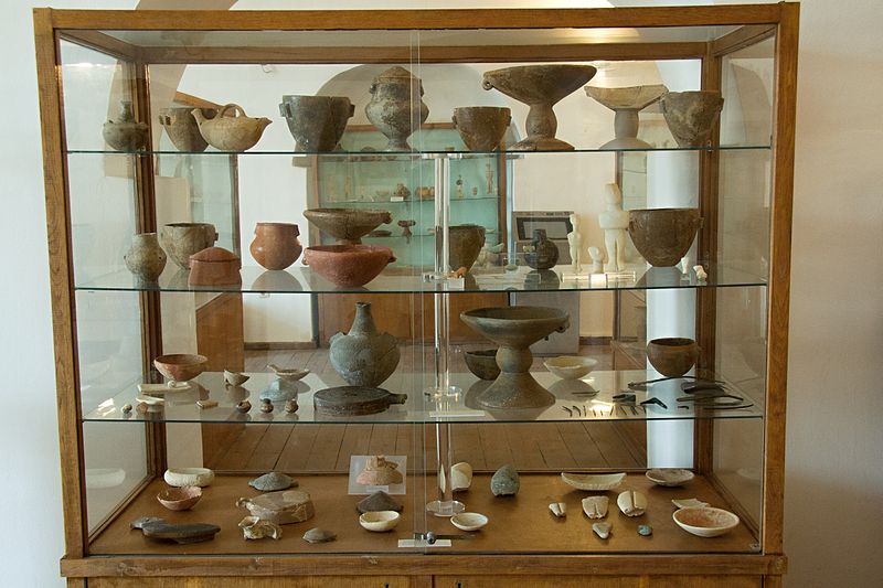 File:Case 12 Cycladic Collections AM Naxos, Finds from the cemetery of Koufonisia 143235.jpg