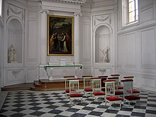 Intérieur de la Chapelle avec sol de marbre noir et blanc, deux niches au fond et une toile.