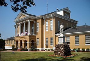 Здание суда округа Чокто и памятник Конфедерации в Батлер