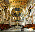 Chór a apsida baziliky s pápežským trónom. Mozaiky v apside sú dielom Jacopa Torritiho.