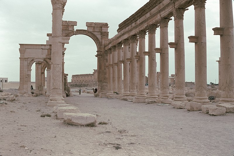 File:Colonnaded Streets, Palmyra (تدمر), Syria - From the colonnaded street (decumanus) to Monumental Arch - PHBZ024 2016 0996 - Dumbarton Oaks.jpg