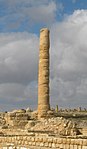 Große 10 Meter lange Säule aus übereinanderliegenden Trommeln nordwestlich der Zitadelle