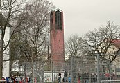 Turm bei der Sprengung im Fall nach links