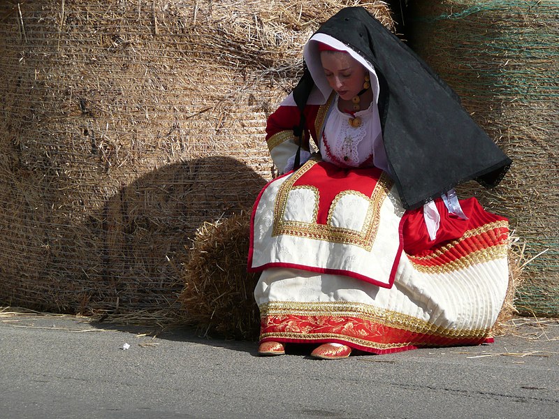 File:Costume di oristano.jpg