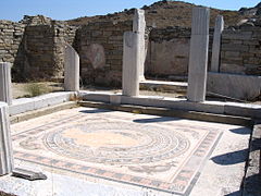 Péristyle au sol décoré de mosaïque de la « Maison des dauphins », demeure cossue de Délos durant la basse époque hellénistique.