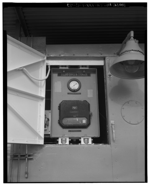 File:DETAIL OF LIQUID OXYGEN STORAGE PRESSURE GAUGE IN UPPER LEFT CORNER OF WEST SIDE OF CENTER SKID IN CA-133-1-C-69 - Vandenberg Air Force Base, Space Launch Complex 3, Launch Pad HAER CAL,42-LOMP,1C-73.tif