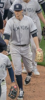 DJ LeMahieu in fila per la stretta di mano dopo la vittoria degli Yankees sugli Orioles 4-4-19.jpg